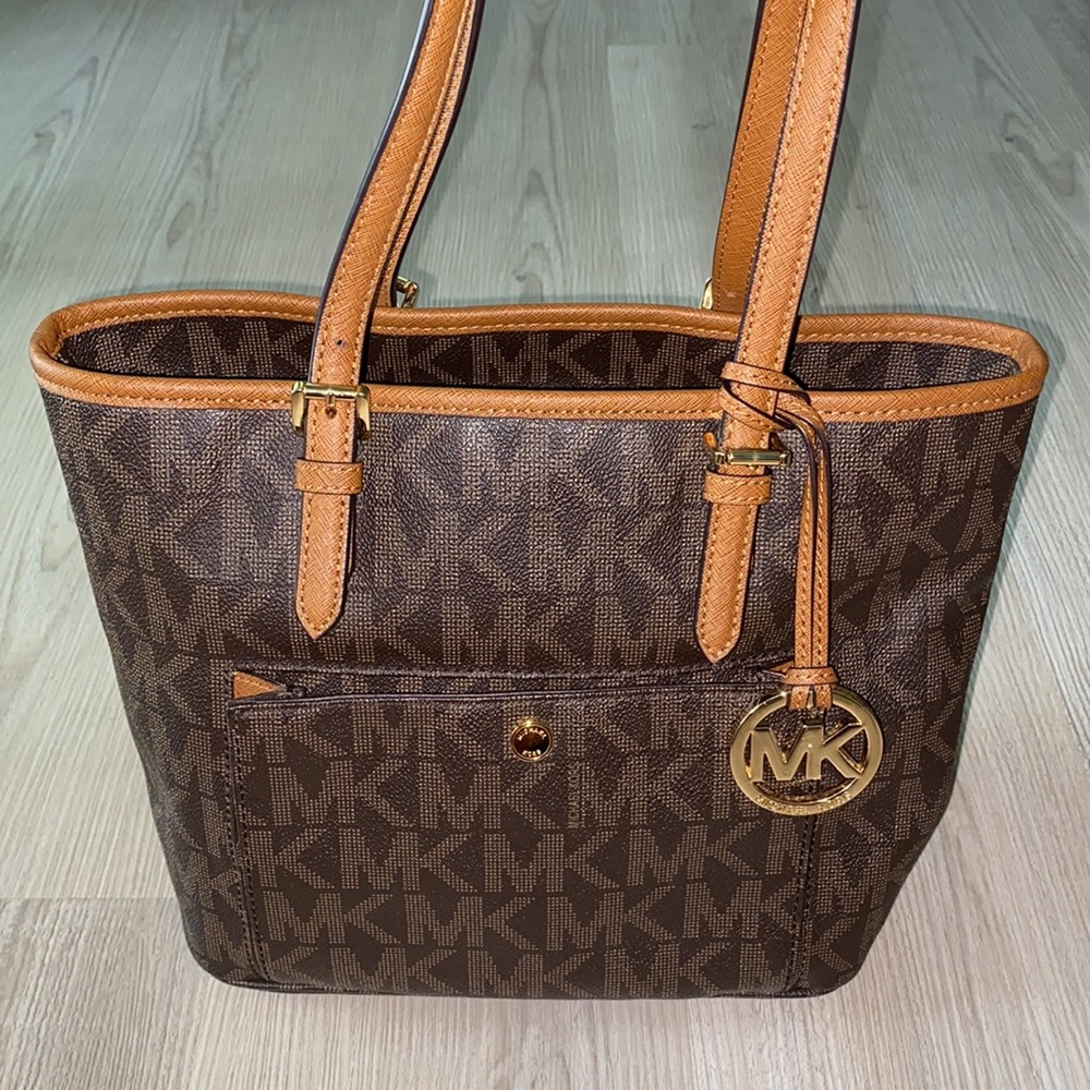 ✨Like New✨ Michael Kors Jet Set Snap Pocket Medium Tote- Brown